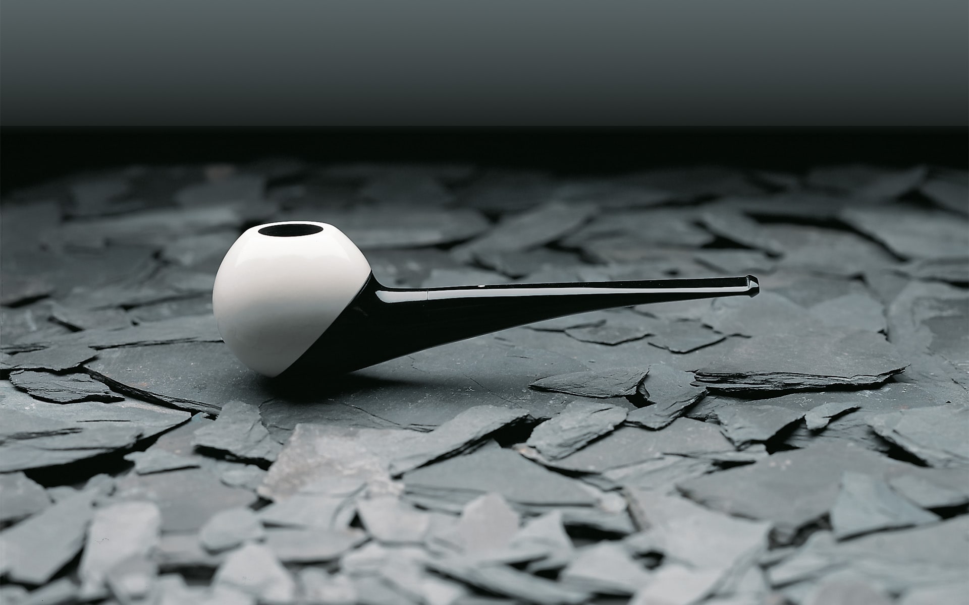 Elegant black-and-white tobacco pipe by ITO Design for Vauen, created in 1987, on black slate pieces