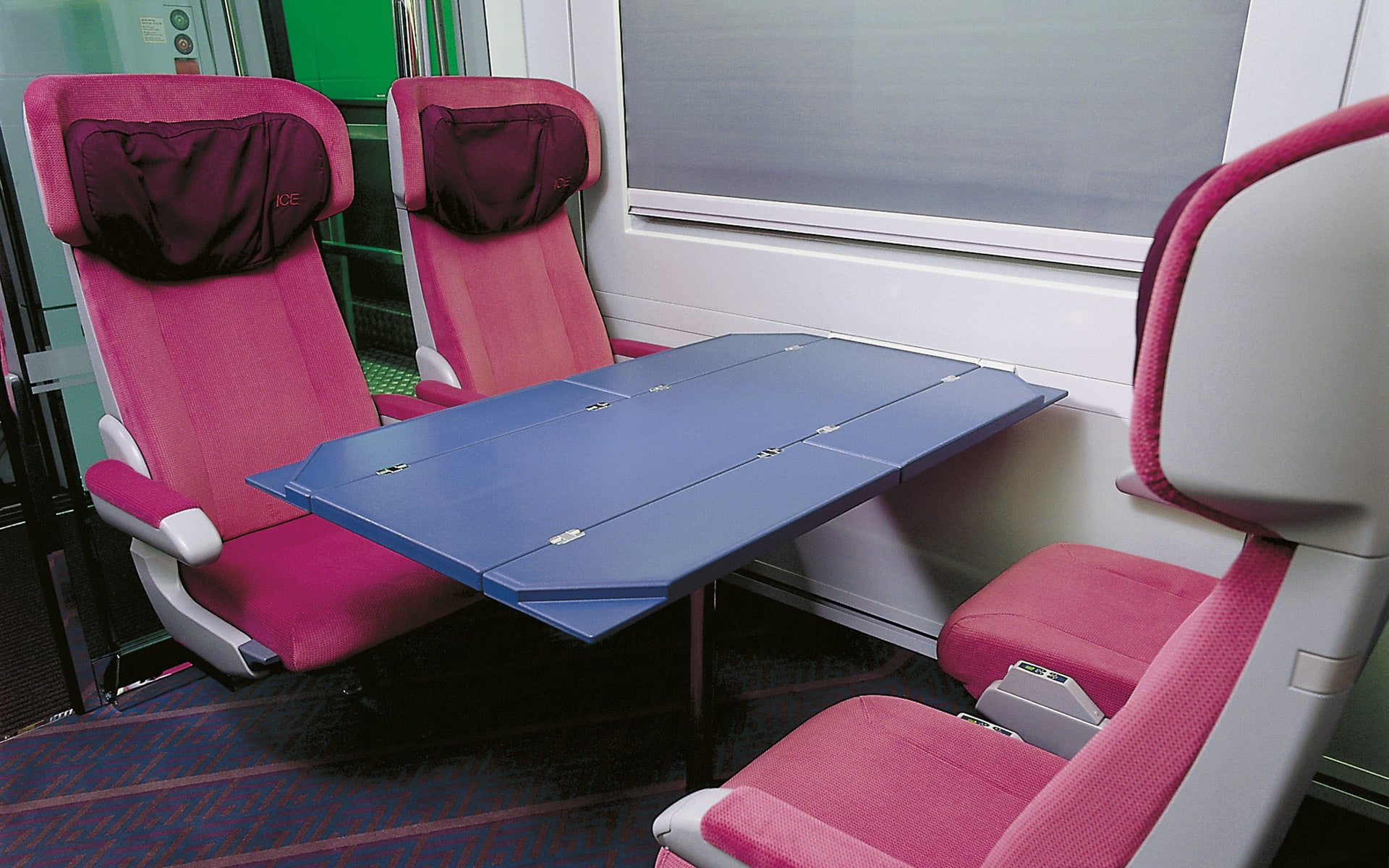 Familienbereich in leuchtendem Pink für den Intercity-Zug der Deutschen Bahn von ITO Design, 1994 entworfen