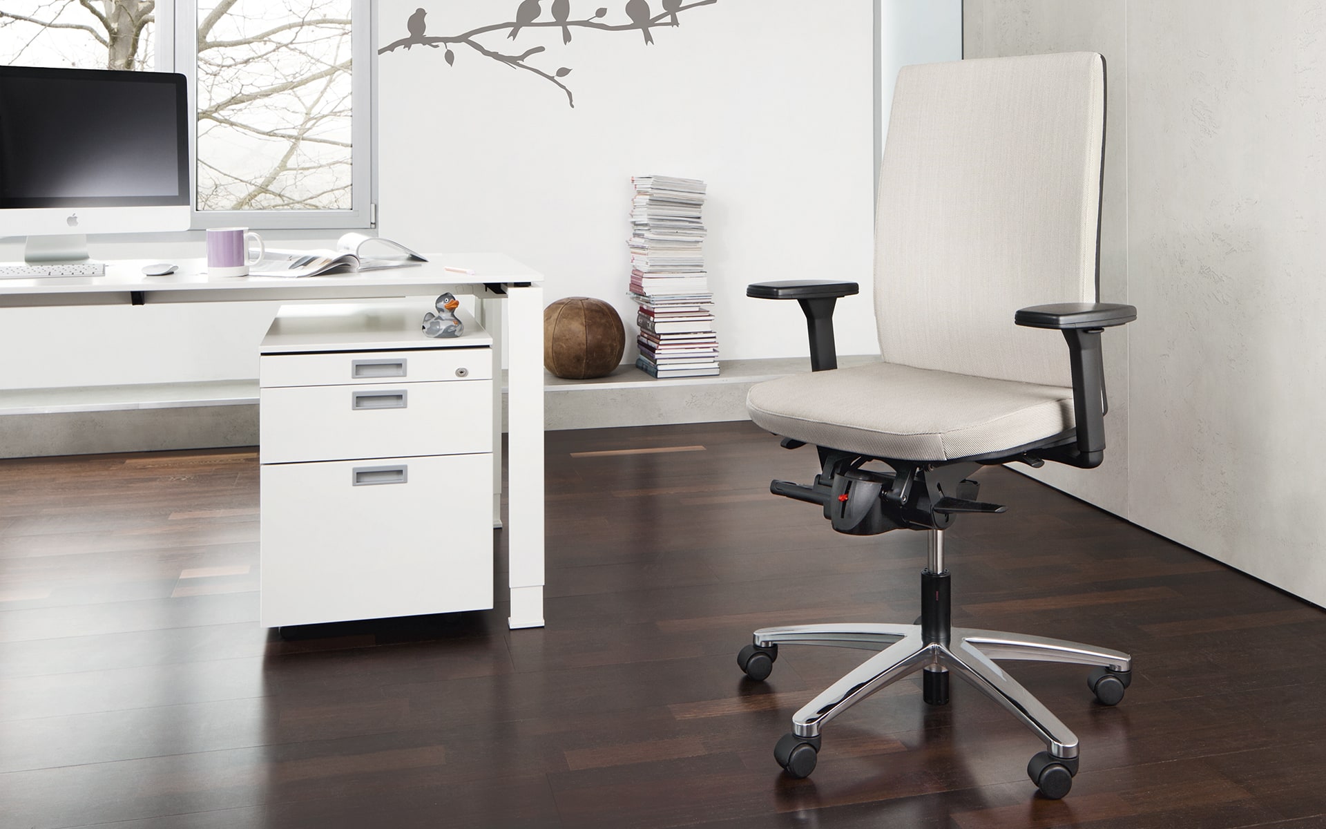 König + Neurath Tensa office chair by ITO Design with beige-colored upholstery in modern office