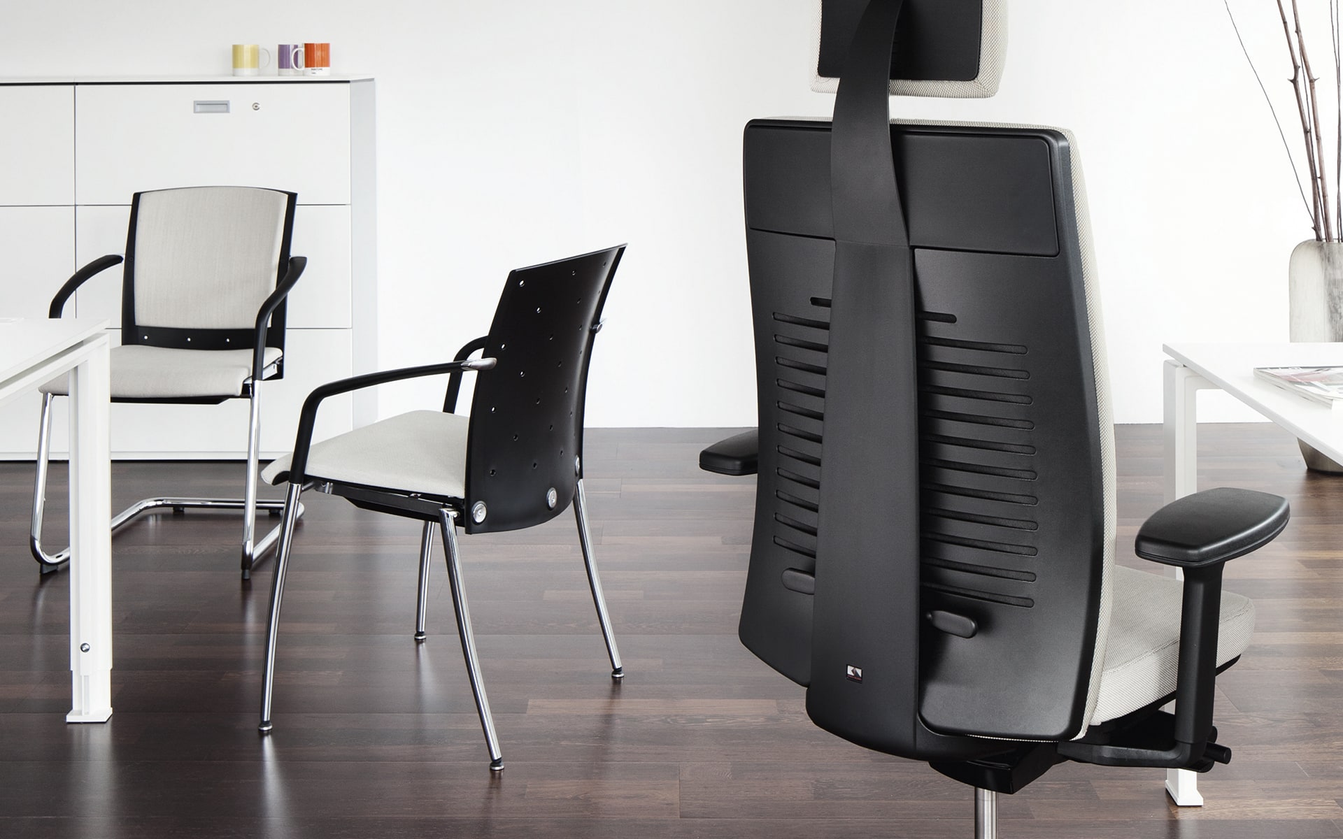 Various models of the König + Neurath Tensa office chair family by ITO Design at minimalist workplace