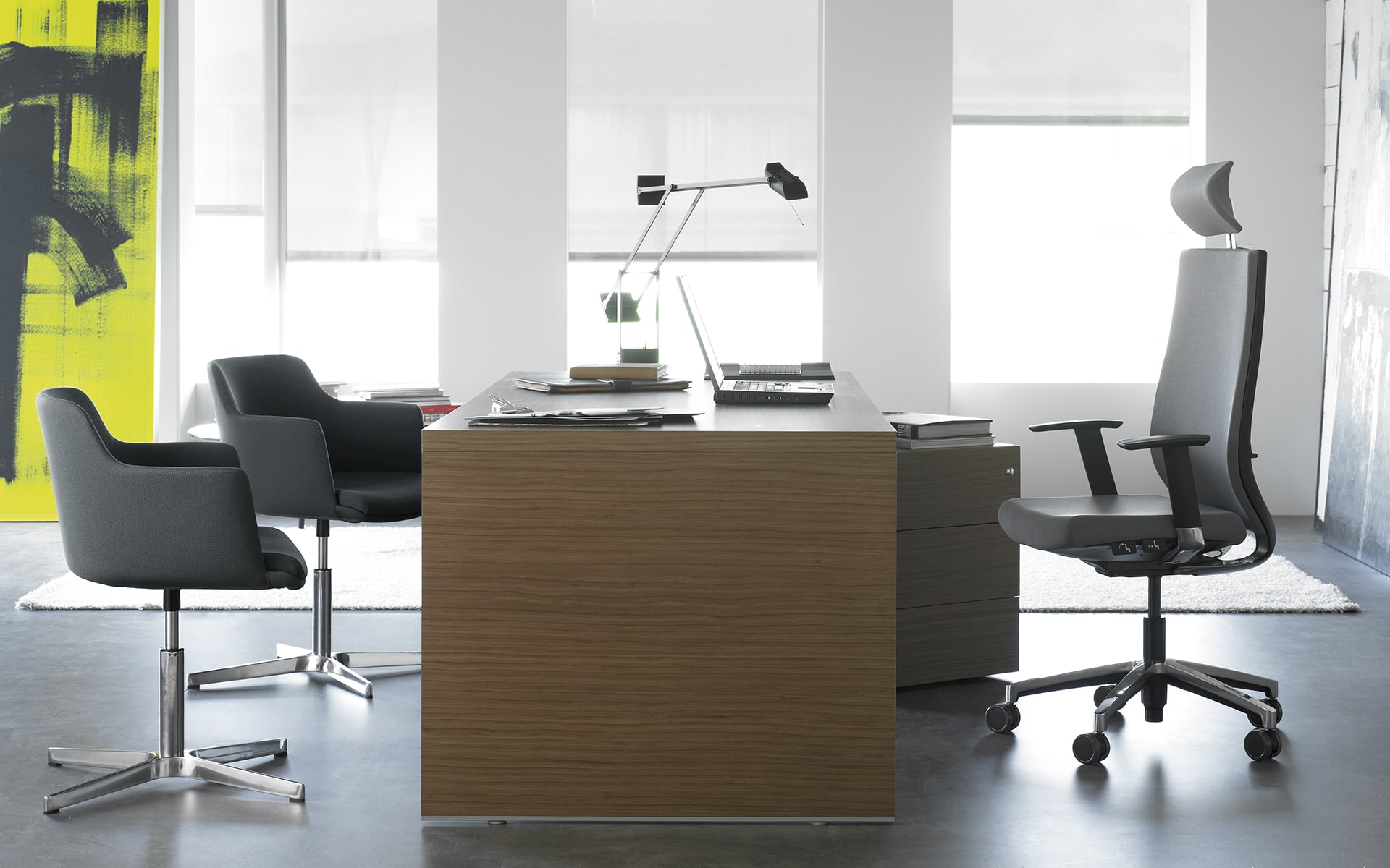 Gray Forma 5 Eben office chair by ITO Design at modern workplace