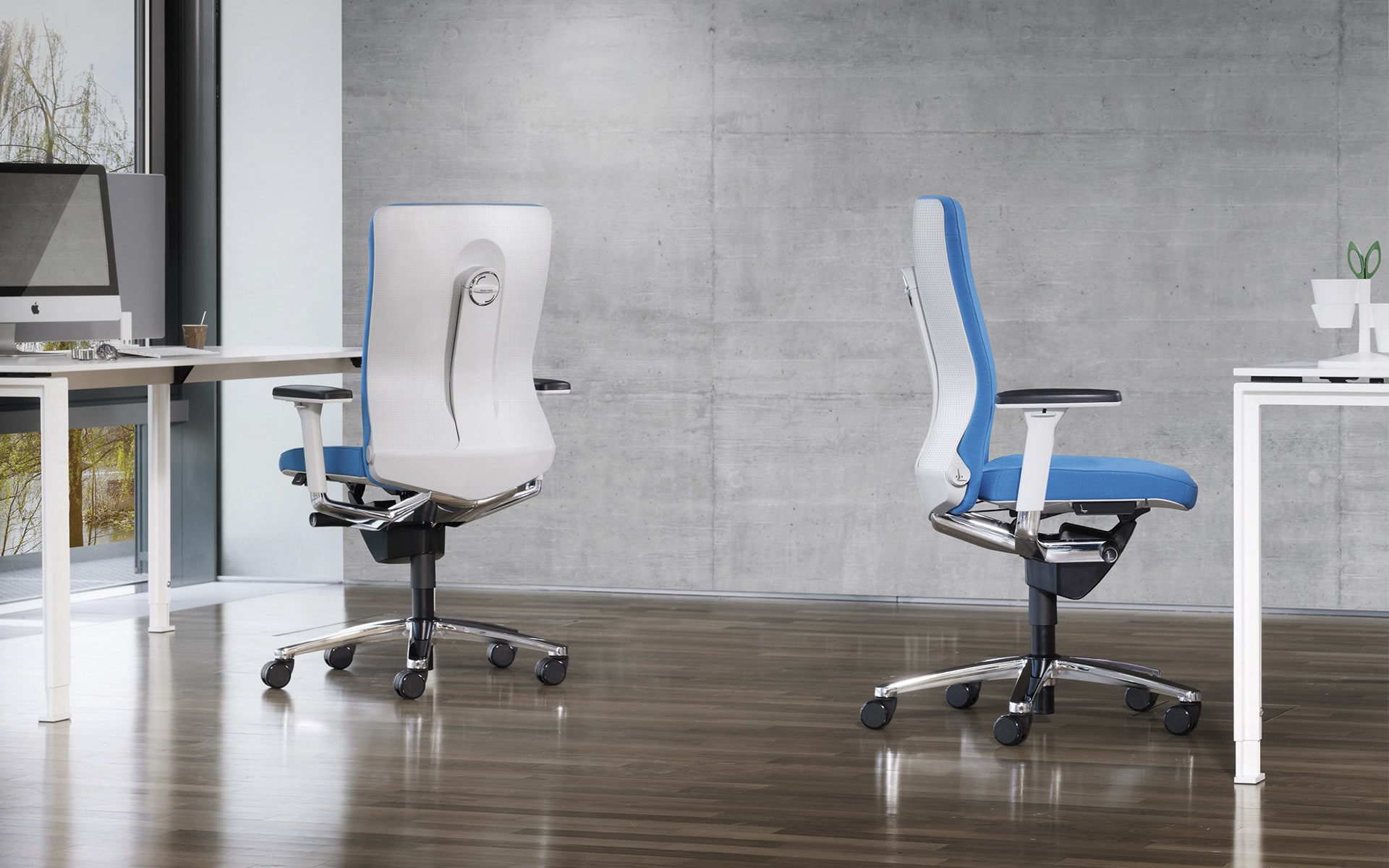 König + Neurath Lamiga office chairs by ITO Design with white backrests and blue upholstery in minimalist office