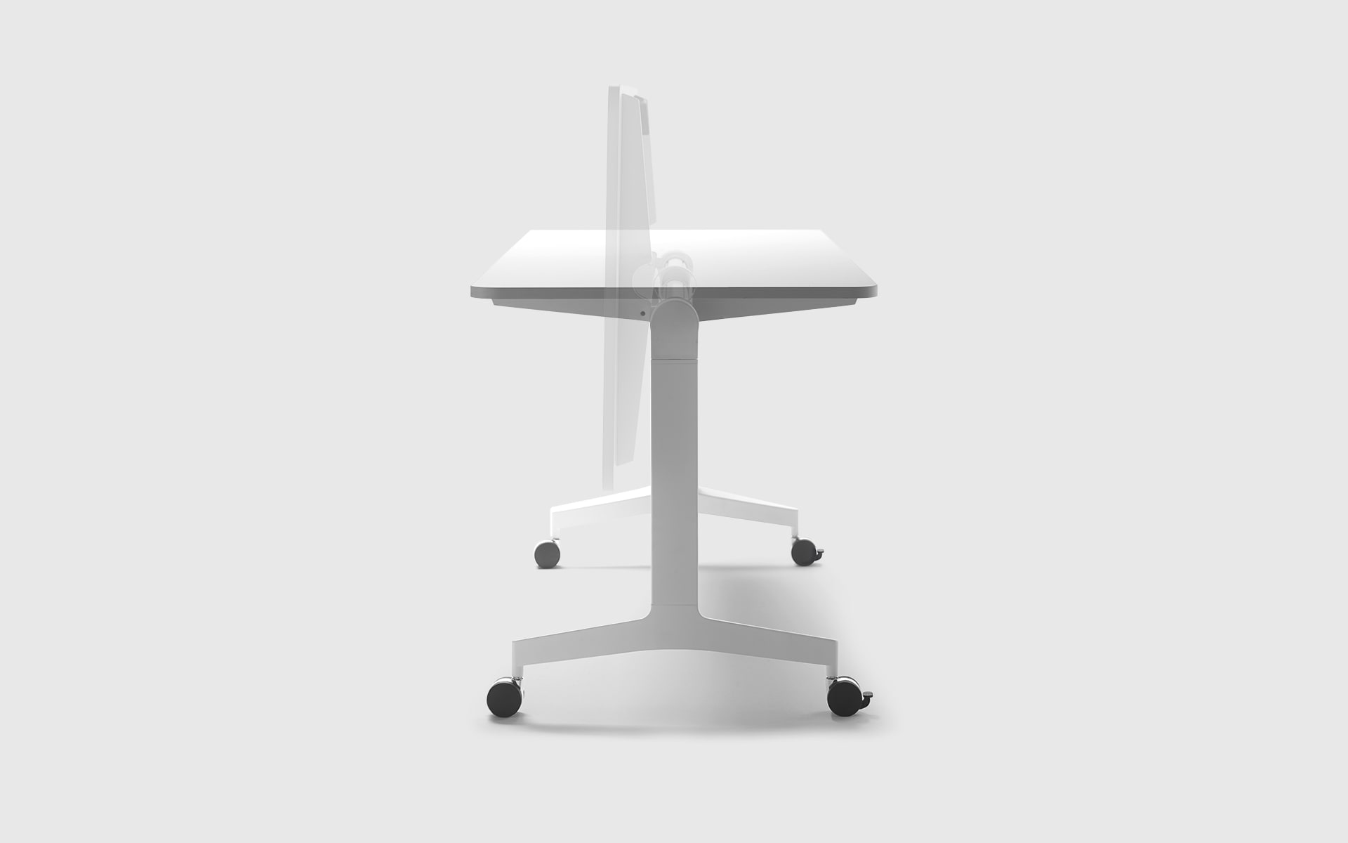 Demonstration der klappbaren Tischfläche des Forma 5 Folding Travel Klapptischs von ITO Design