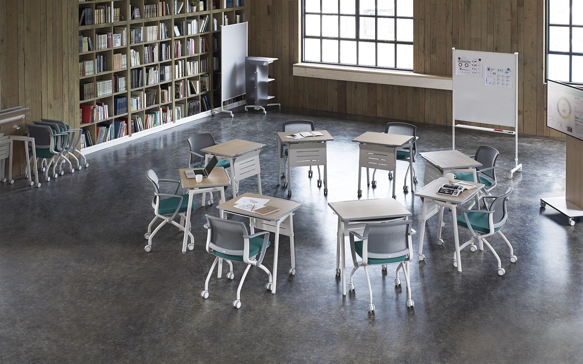 Collaborative table system Fursys Align by ITO Design, arranged to a working circle in training room