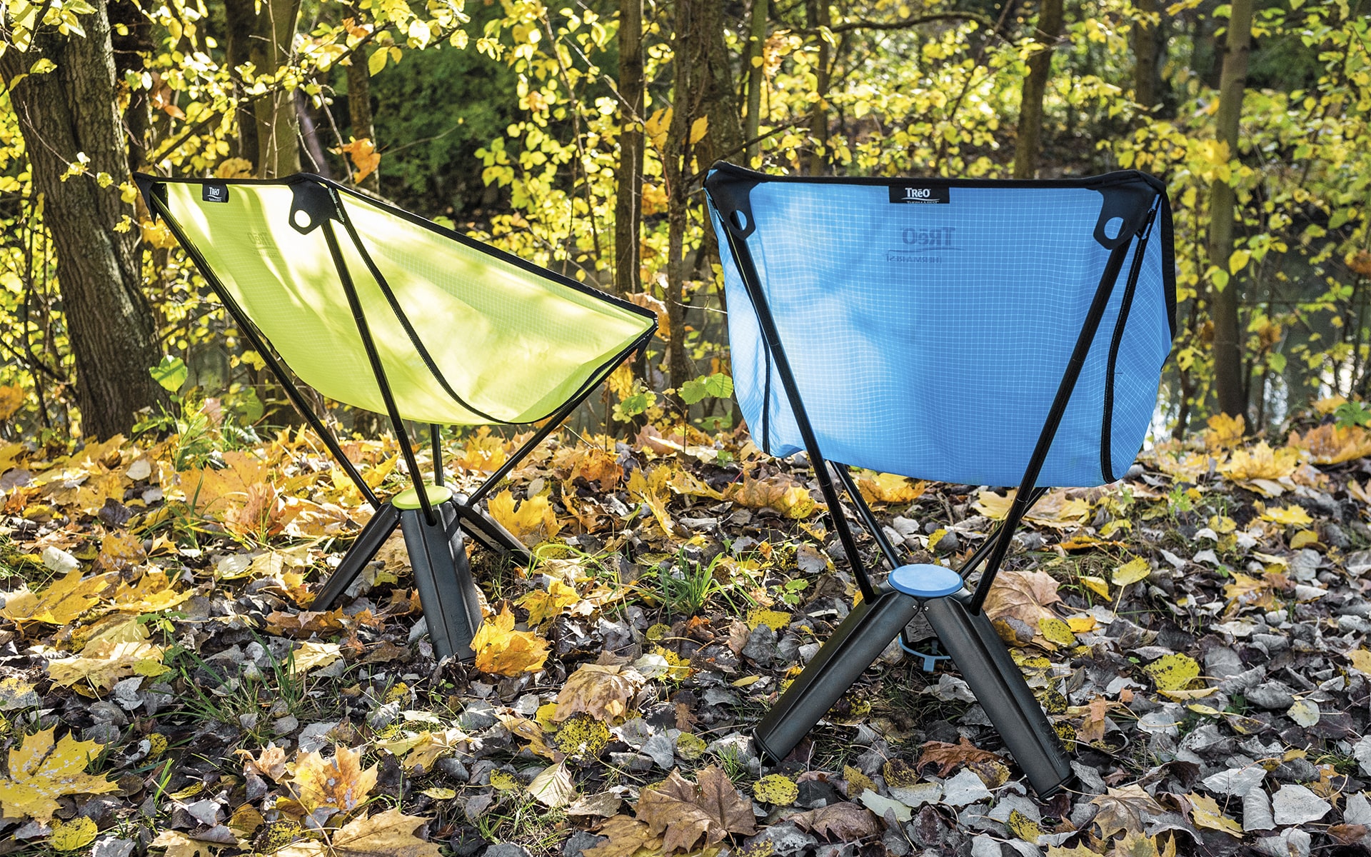 Klappbare Outdoor-Stühle Therm-a-Rest Treo von ITO Design in grün und blau auf herbstlichem Boden