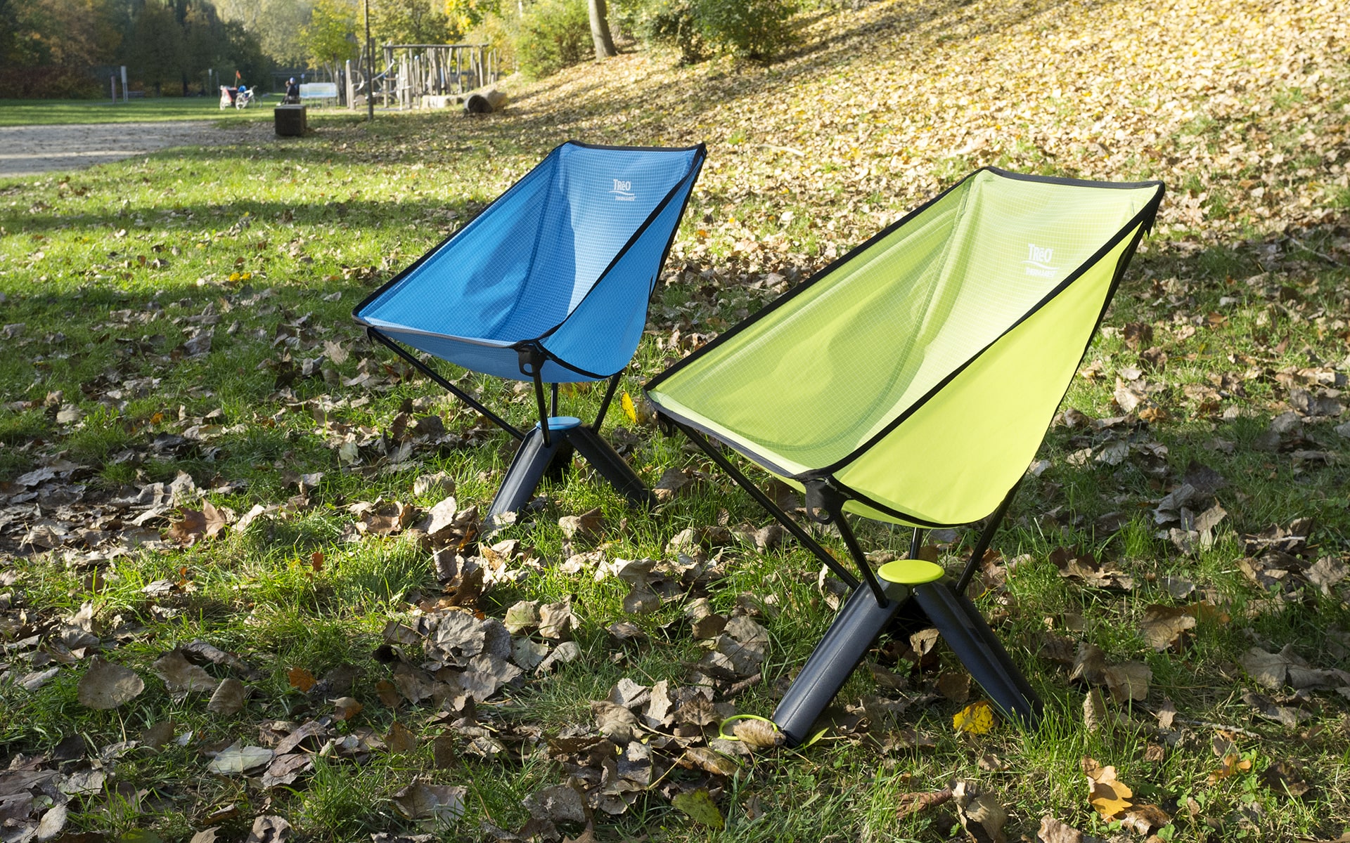 Klappbare Outdoor-Stühle Therm-a-Rest Treo von ITO Design in blau und grün auf Wiese