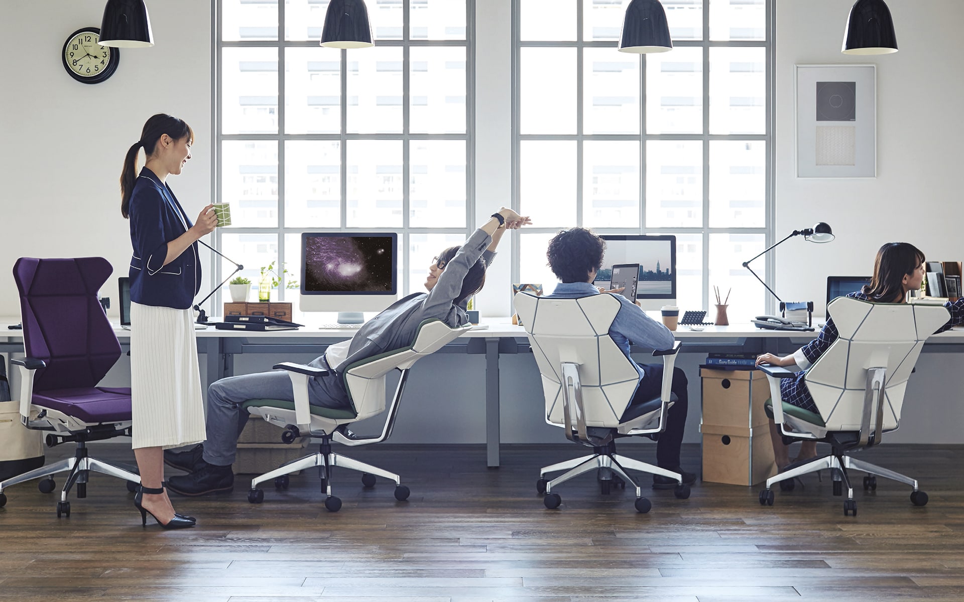 Menschen sitzen in hellem Büro auf ITOKI FF Bürostühlen von ITO Design im Origami-Look