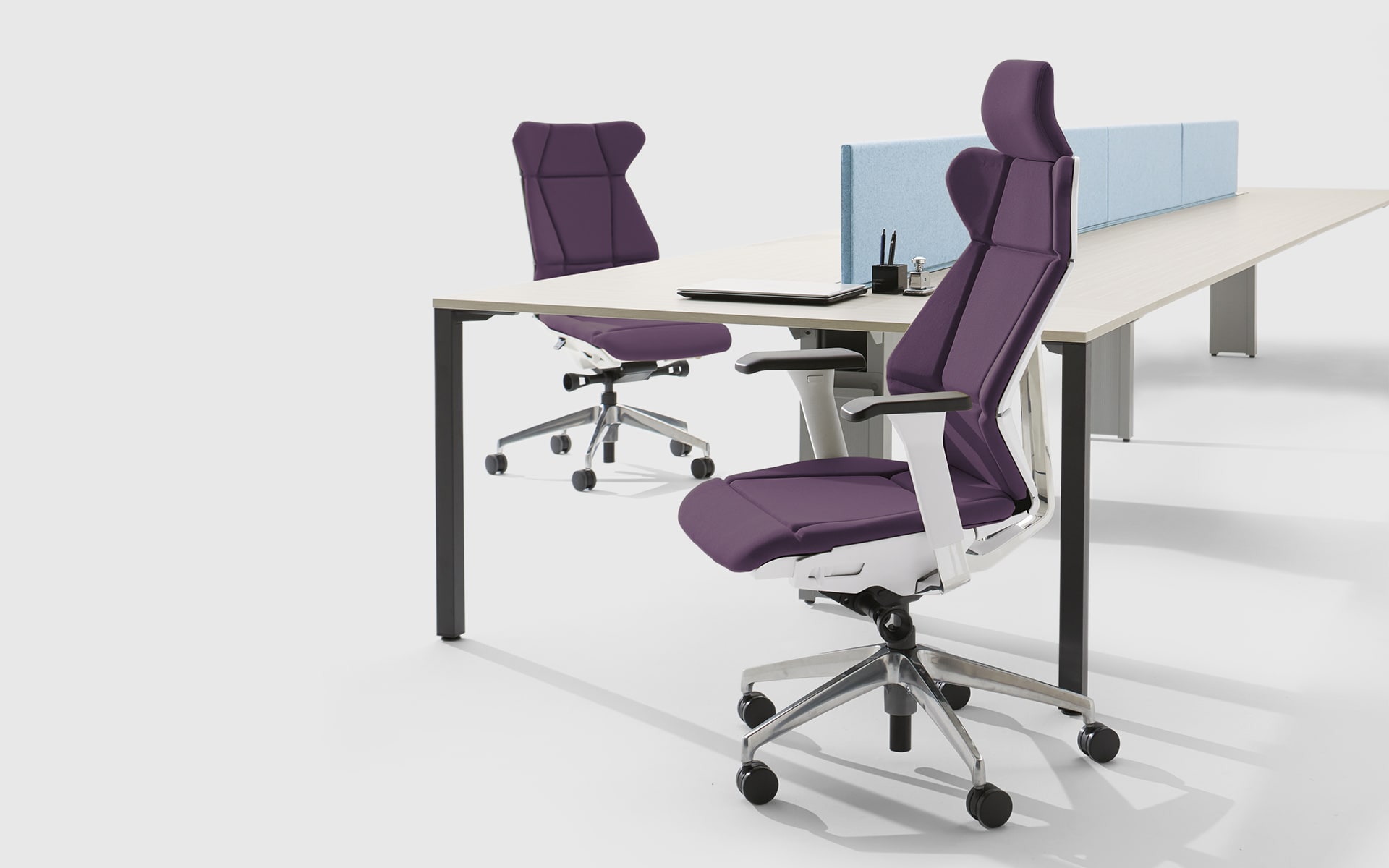 ITOKI FF office chairs by ITO Design with origami look, white backrests and purple upholstery at team workstations