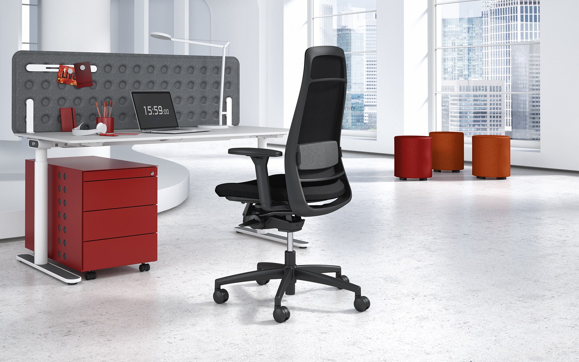 Schwarzer K+N TensaNext Drehstuhl von ITO Design an geräumigem Arbeitsplatz mit roten Akzenten