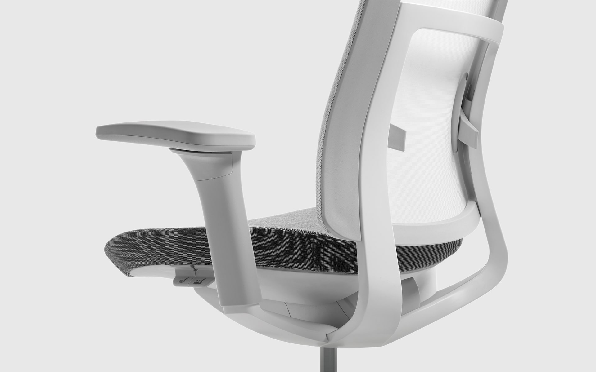 Nahaufnahme des Profim Violle Bürostuhls von ITO Design in Weiß und Grau