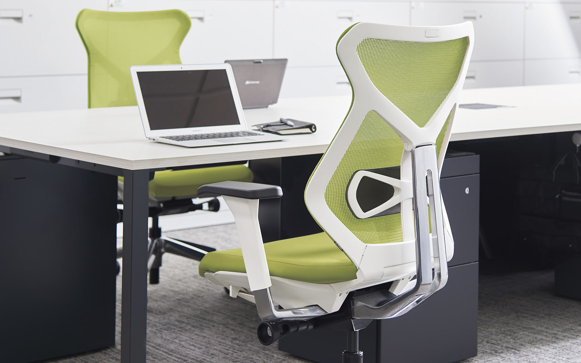 ITOKI Sequa office chair by ITO Design in white and apple-green at minimalist desk