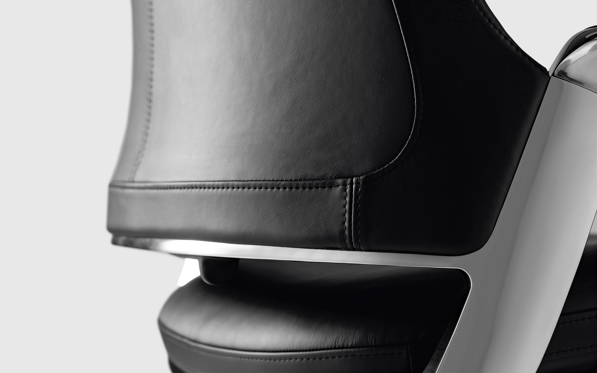 Close-up of the backrest of the ITOKI Leonis executive chair by ITO Design