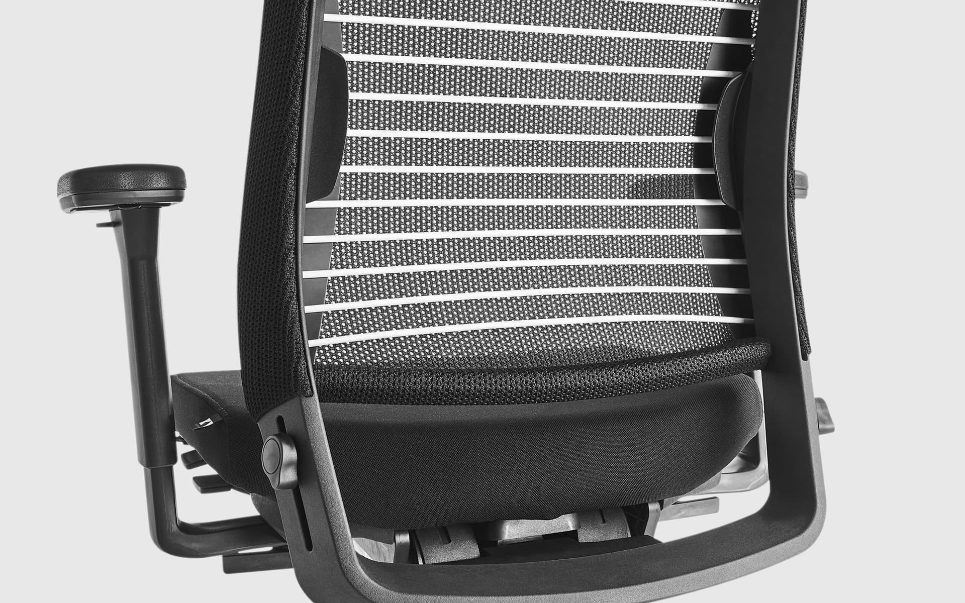 Close-up of the white elastic straps backrest of the K+N Okay III office chair by ITO Design