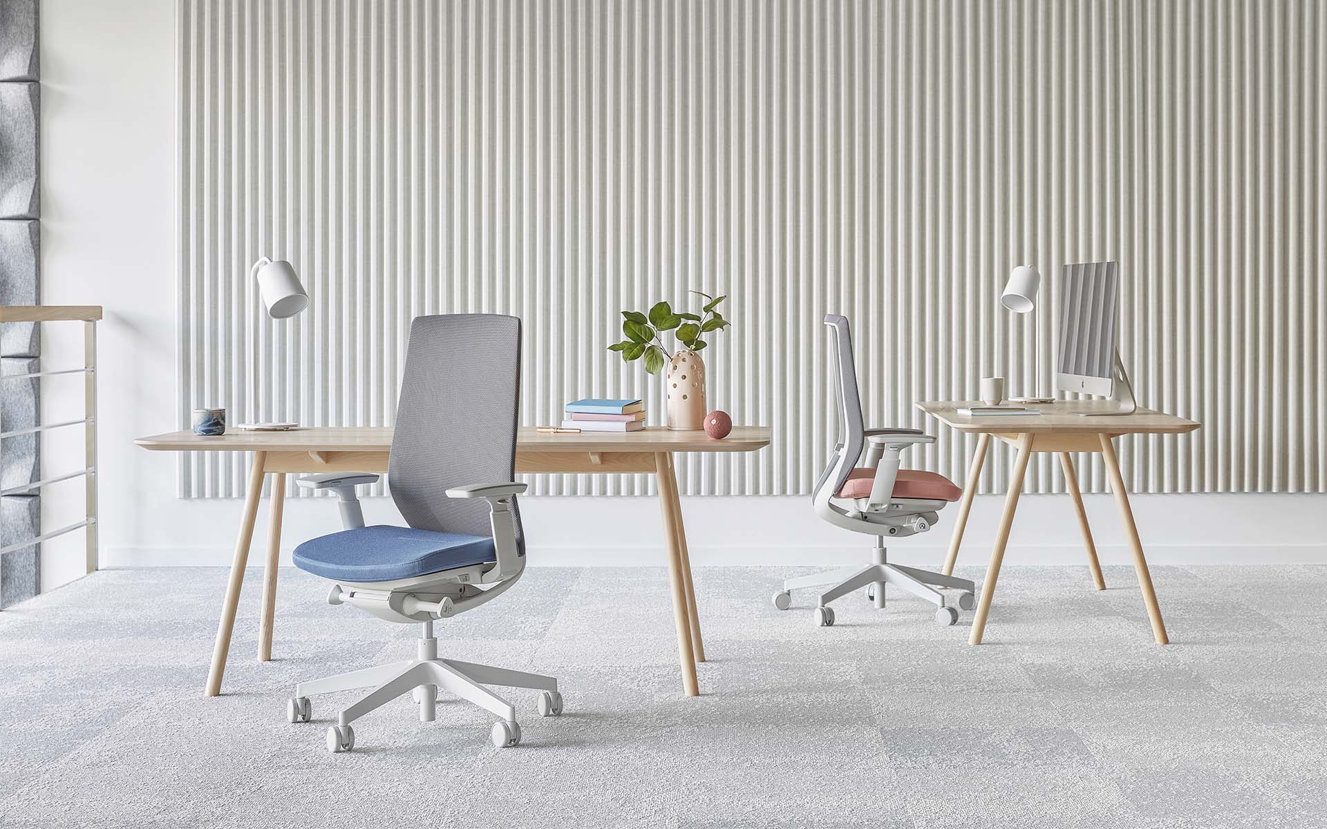 Zwei Profim Accis Pro Bürostühle von ITO Design mit hellblauem und rosafarbenem Bezug in minimalistischem Büro