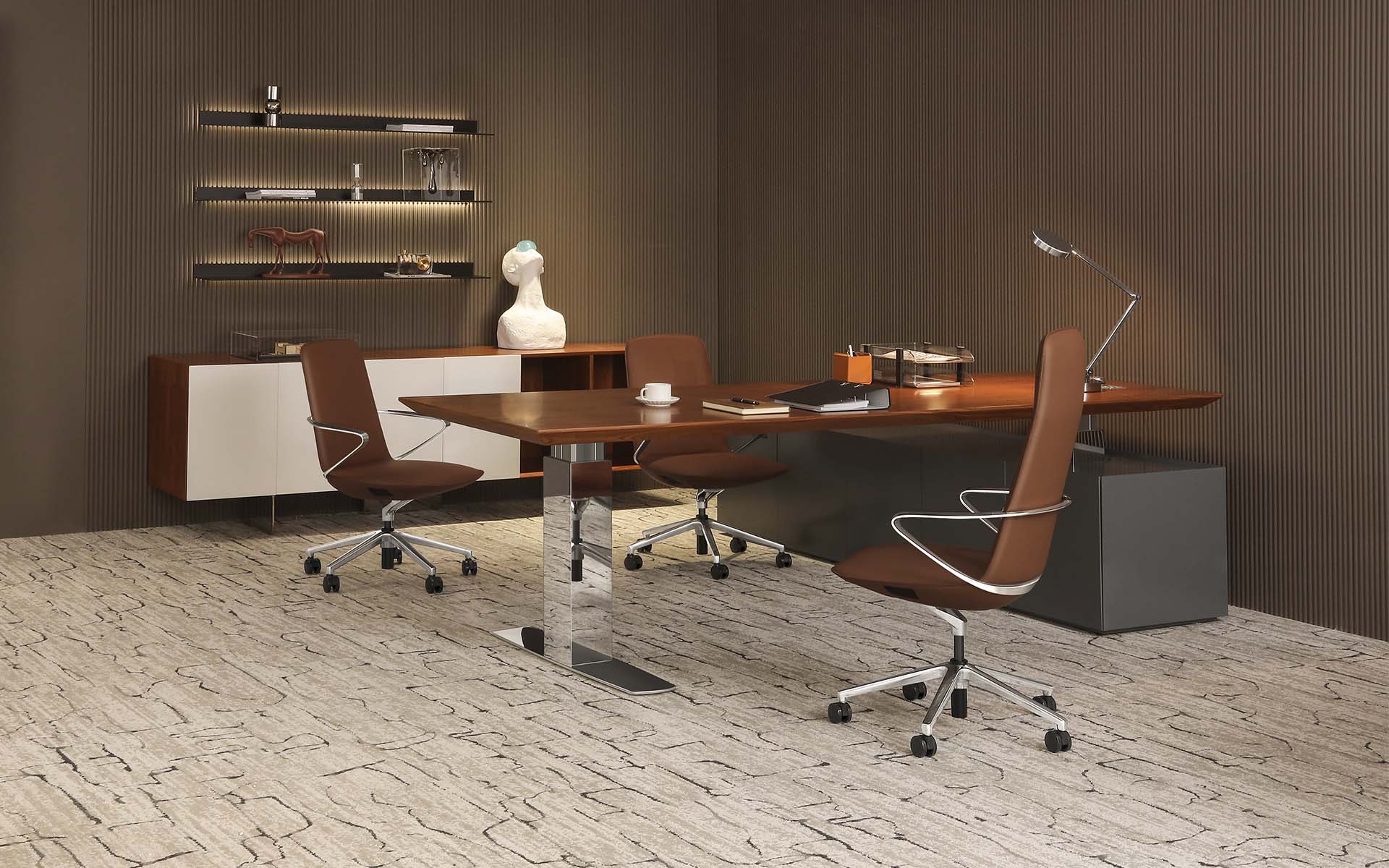 Drei braune Goodtone Amola Chefsessel von ITO Design in einem edlen Büro