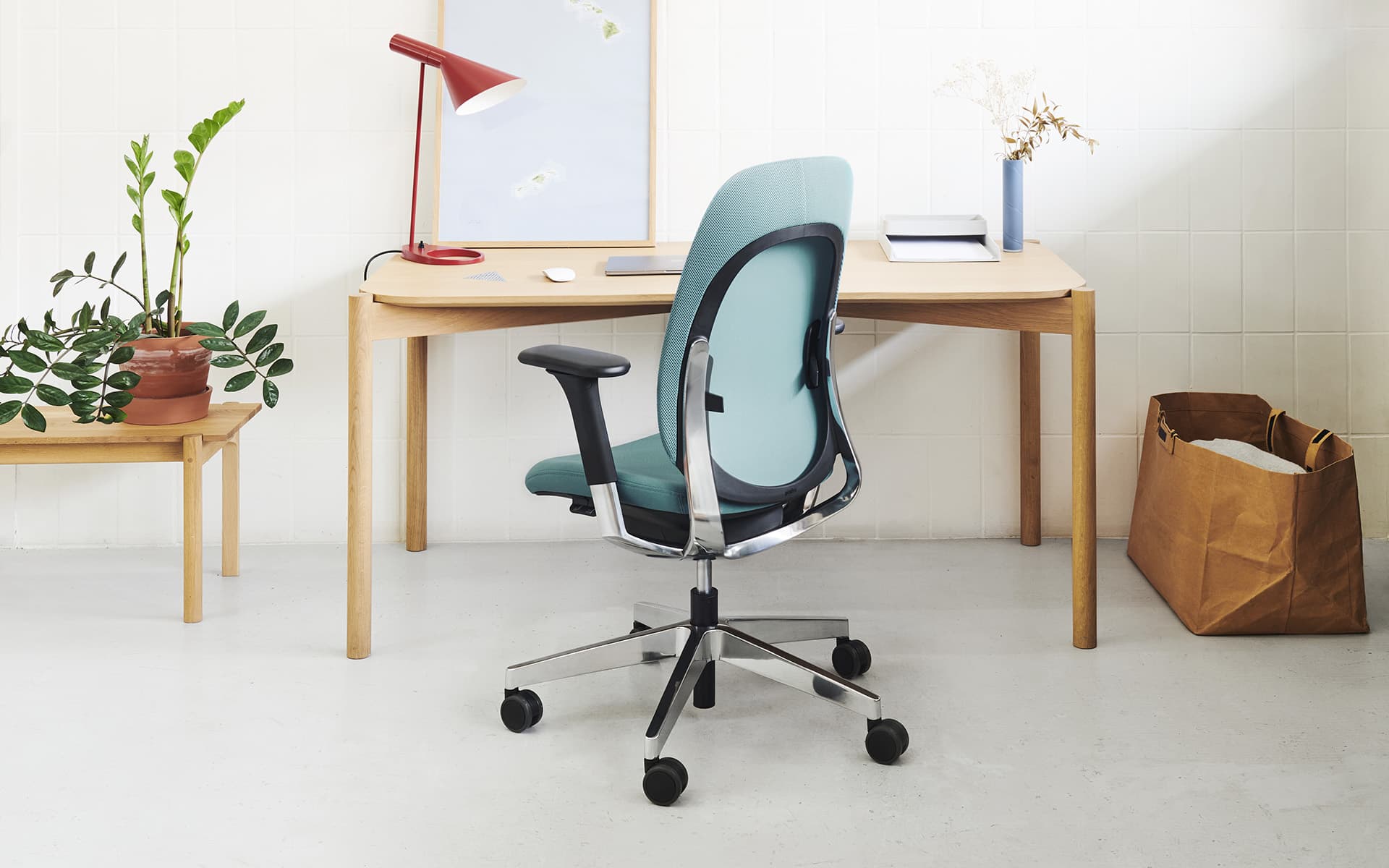 Flokk Giroflex 40 office chair by ITO Design with turquoise upholstery at a homely workstation – back view