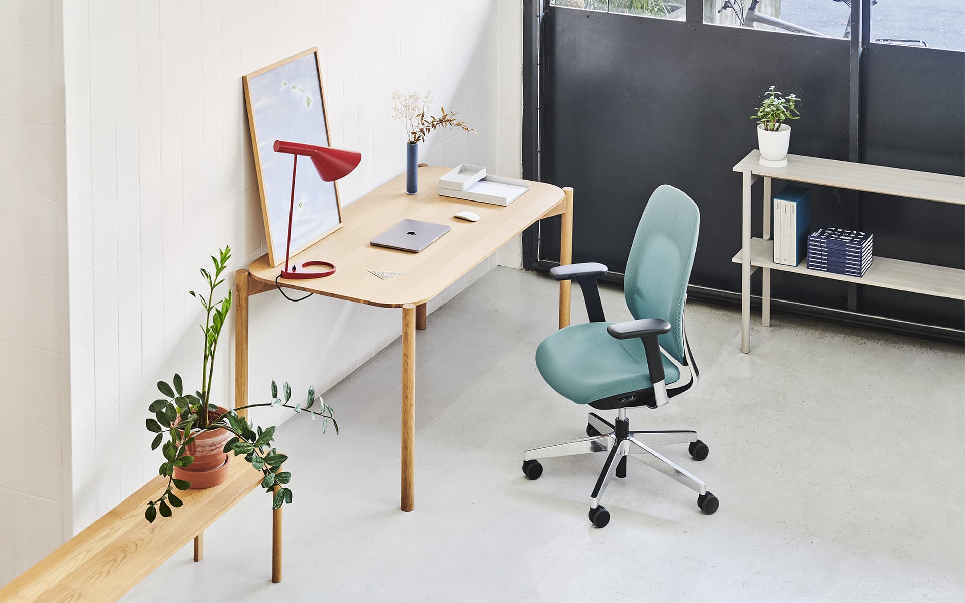 Flokk Giroflex 40 office chair by ITO Design with turquoise upholstery at a homely workstation – front/lateral view