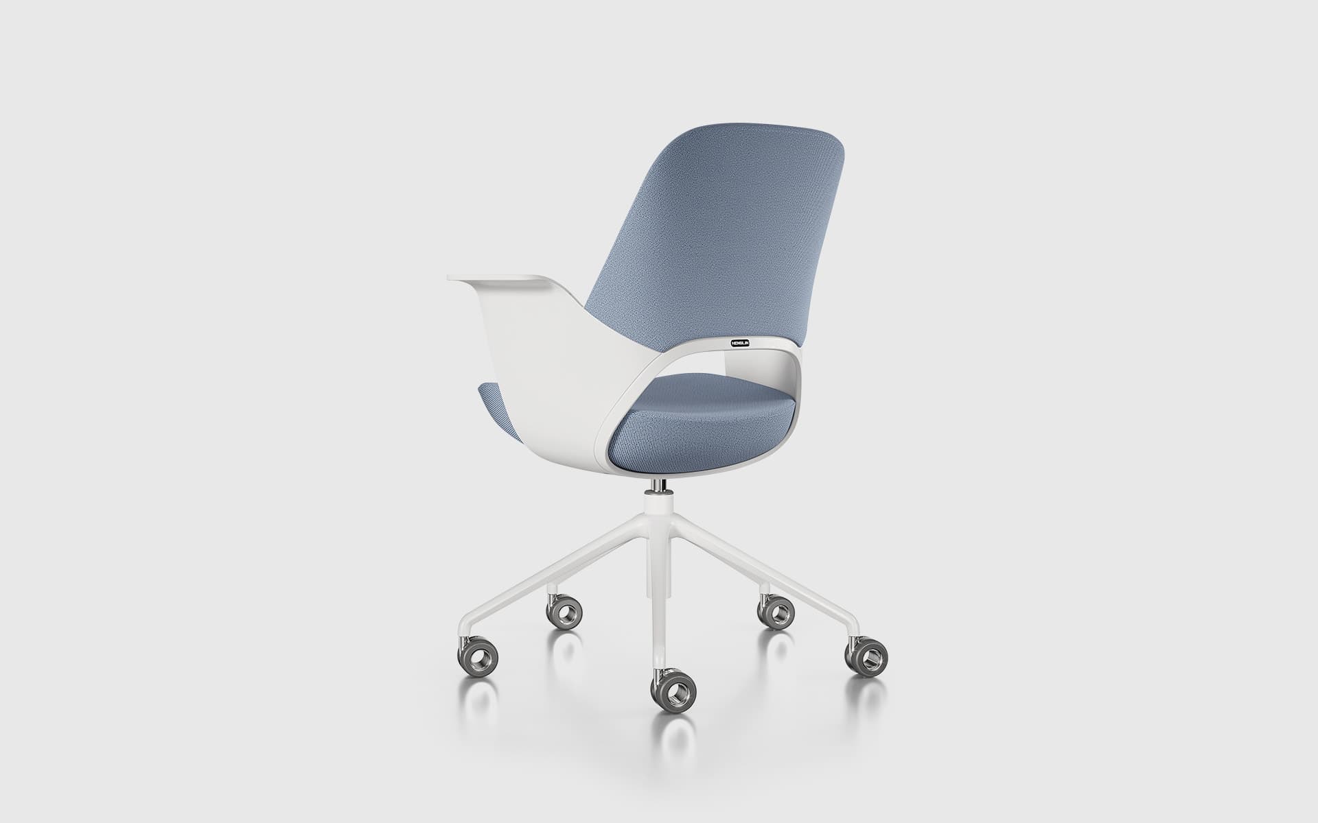 Rückansicht eines Henglin Caia Bürostuhls von ITO Design mit blauem Bezug