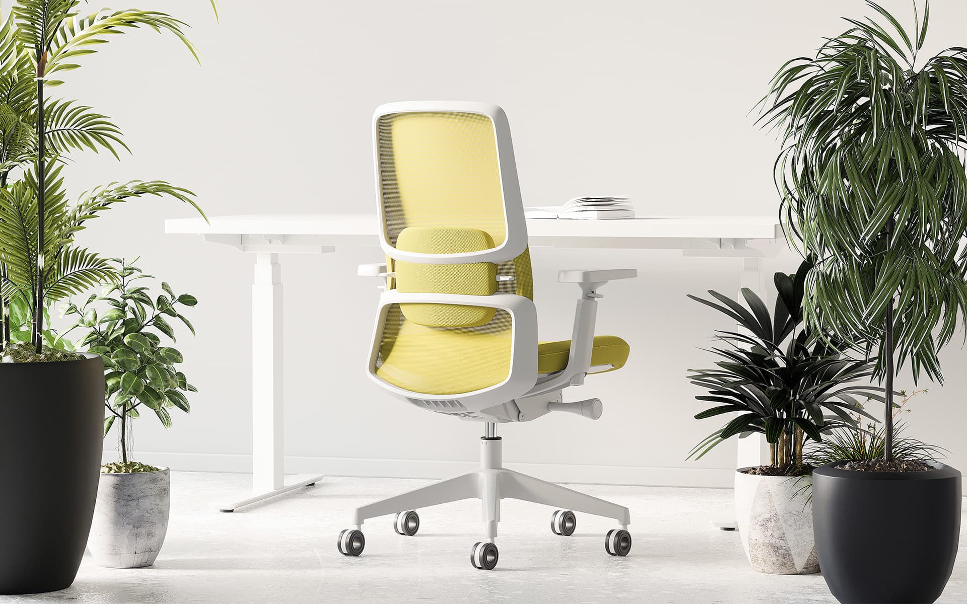 Minimalistischer Arbeitsplatz mit einem zitronengelben Henglin M2 Bürostuhl von ITO Design
