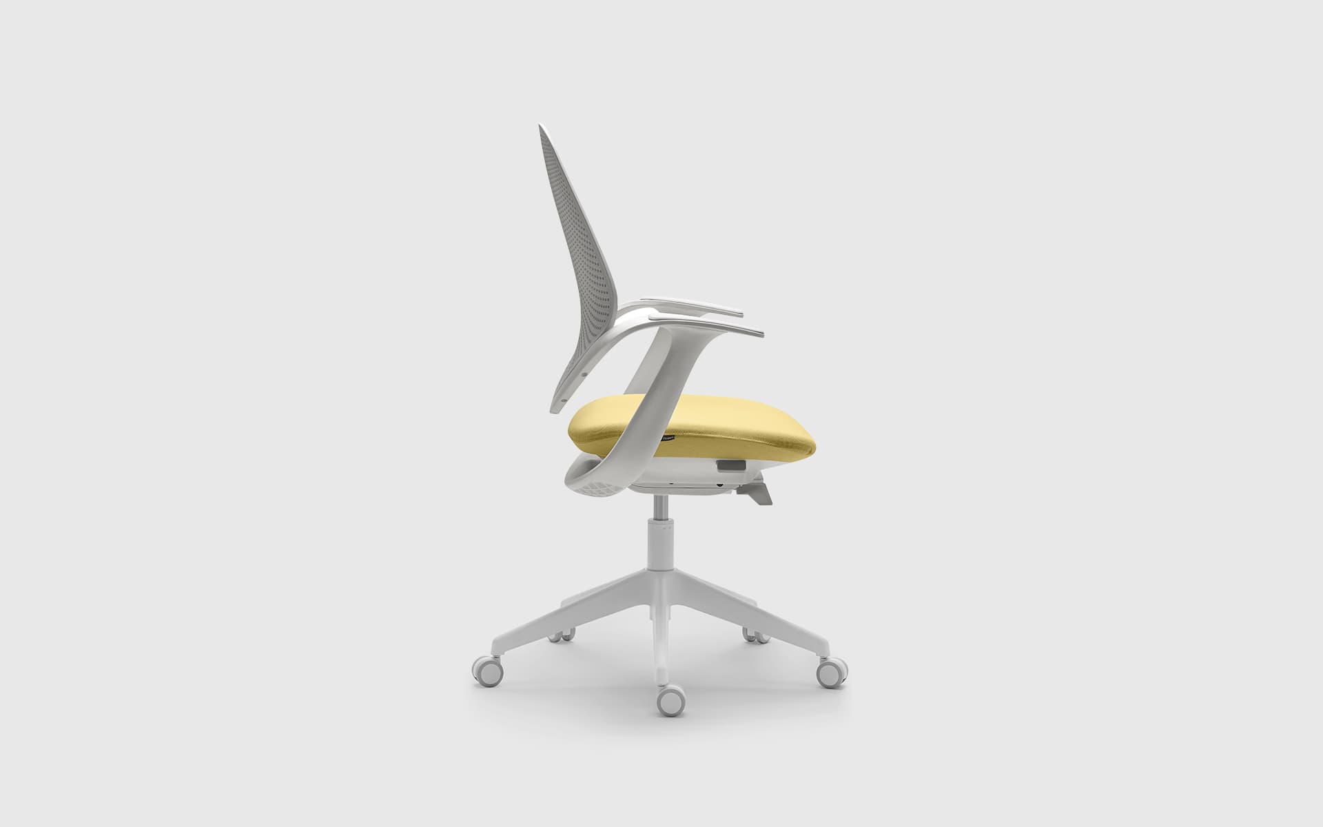 Seitenaufnahme eines Forma 5 Flow Bürostuhls von ITO Design mit gepolsterter Sitzfläche in Gelb, Rücken- und Armlehnen in Weiss.