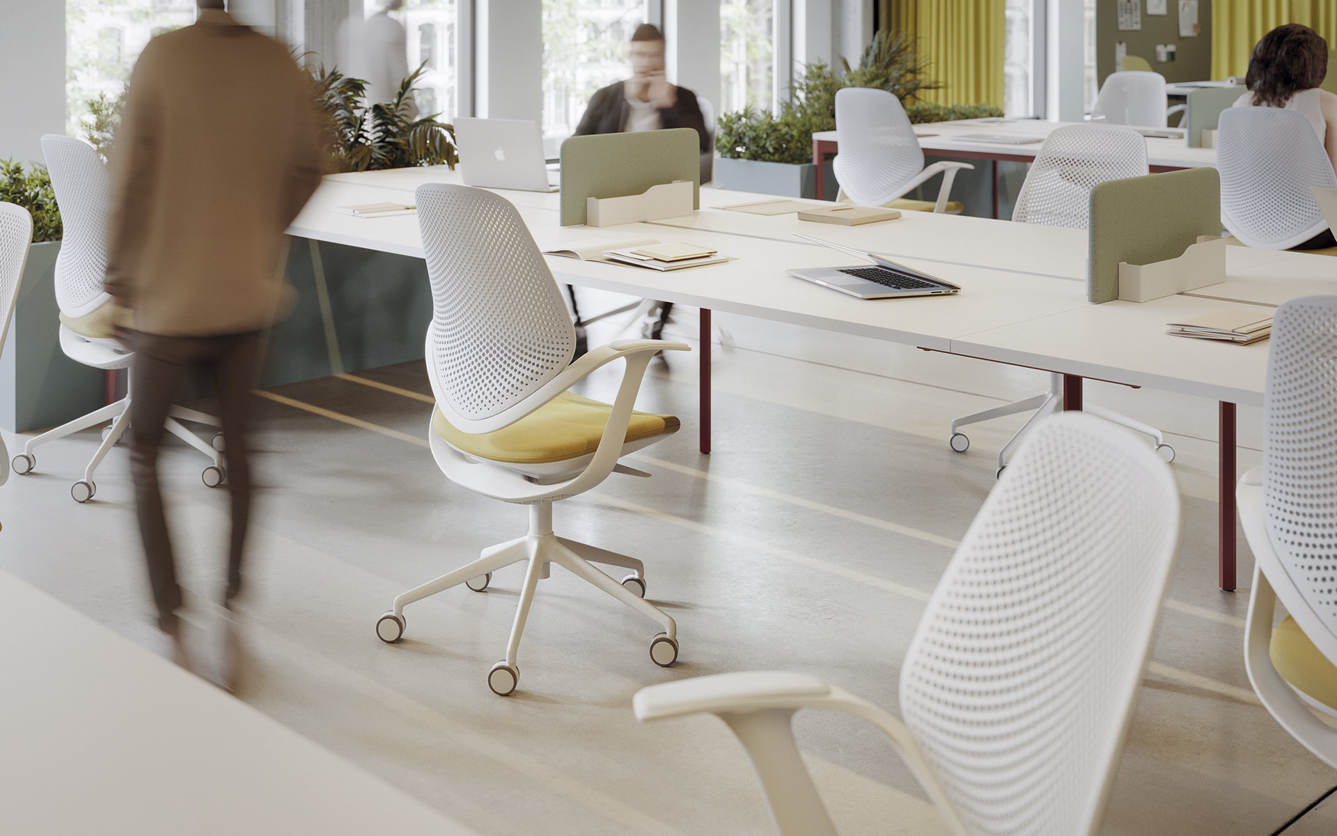Heller Arbeitsraum, ausgestattet mit mehreren Forma 5 Flow Bürostühlen von ITO Design mit gepolsterten Sitzflächen in Gelb, Rücken- und Armlehnen in Weiß.