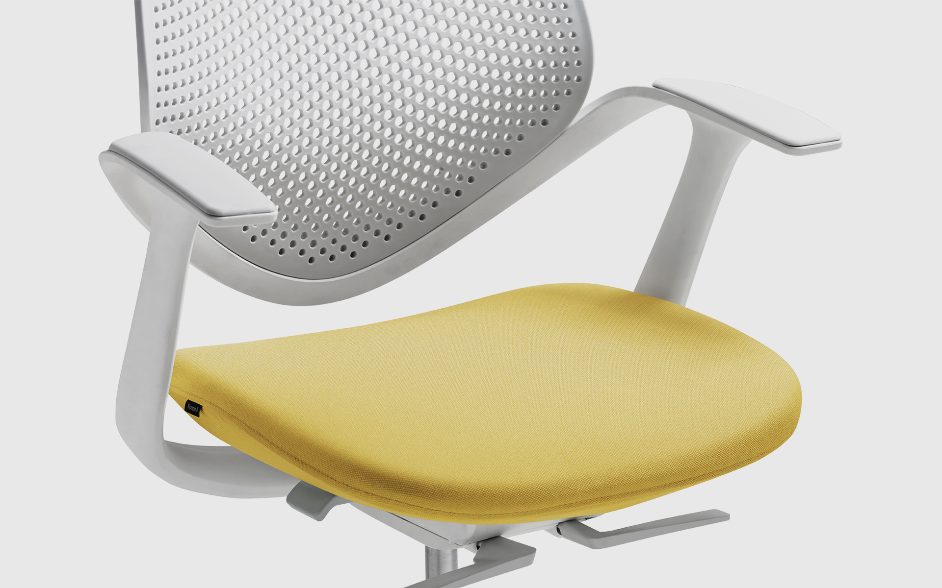 Vergrößerte Teilansicht von vorne eines Forma 5 Flow Bürostuhls von ITO Design mit gepolsterter Sitzfläche in Gelb, Rücken- und Armlehnen in Weiß.